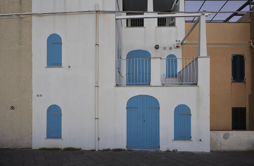 Blue Shutters, Alghero von Sigitas Baltramaitis, Fotografie kaufen auf Singulart