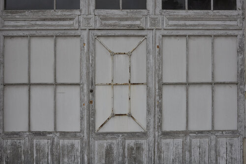 Surface of a Worn Window, Richelieu di Sigitas Baltramaitis, Fotografia in vendita su Singulart
