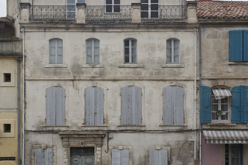 Faded Shutters, Arles par Sigitas Baltramaitis, Photographie en vente sur Singulart