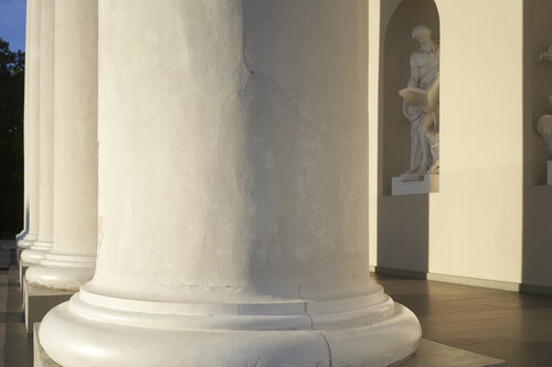 Light on Stone, Vilnius Cathedral par Sigitas Baltramaitis, Photographie en vente sur Singulart