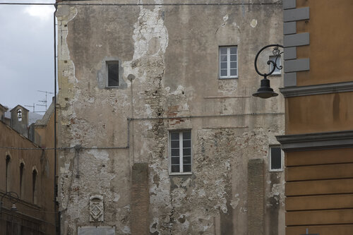 Weathered Facade, Alghero par Sigitas Baltramaitis, Photographie en vente sur Singulart