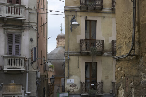 Between Facades, Alghero de Sigitas Baltramaitis, Fotografía a la venta en Singulart