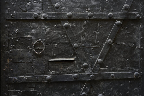 Held in Iron par Sigitas Baltramaitis, Photographie en vente sur Singulart