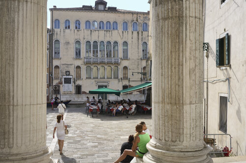 Between Columns von Sigitas Baltramaitis, Fotografie kaufen auf Singulart