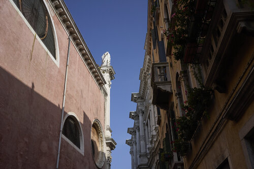 Between Facades von Sigitas Baltramaitis, Fotografie kaufen auf Singulart