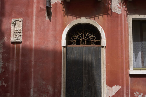 Venetian Red di Sigitas Baltramaitis, Fotografia in vendita su Singulart