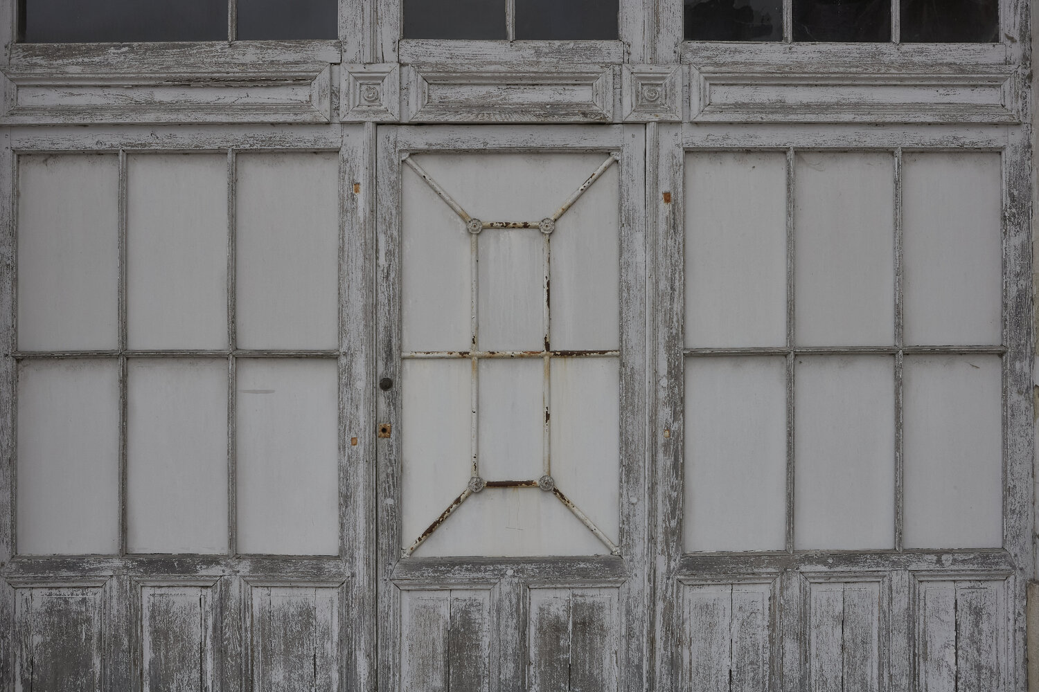 Surface of a Worn Window, Richelieu Sigitas Baltramaitis Fotografie zu verkaufen
