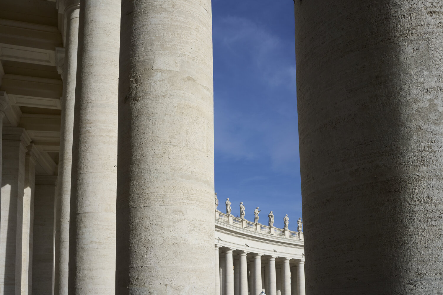 Between the Columns Sigitas Baltramaitis Fotografía en venta