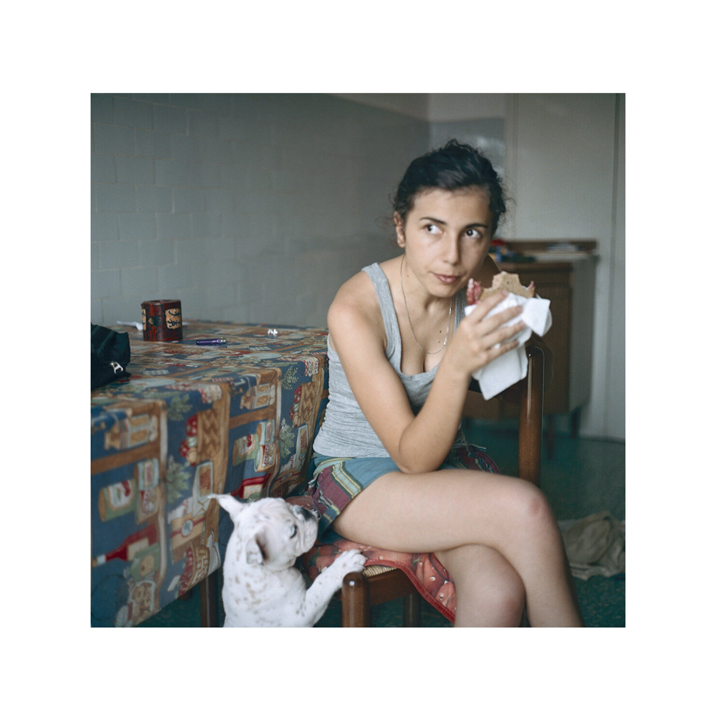 Angelina e il cane #7 - limited edition of 5 Silvia Noferi Fotografia in vendita