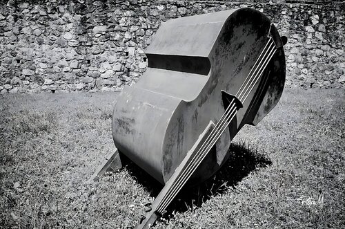 Contrebasse en suspens.. van Piétra M (Martine Poli), Fotografie te koop op Singulart