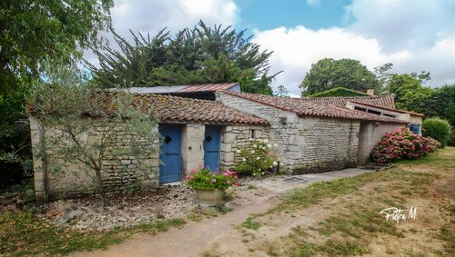 La Maison aux Portes Bleues van Piétra M (Martine Poli), Fotografie te koop op Singulart