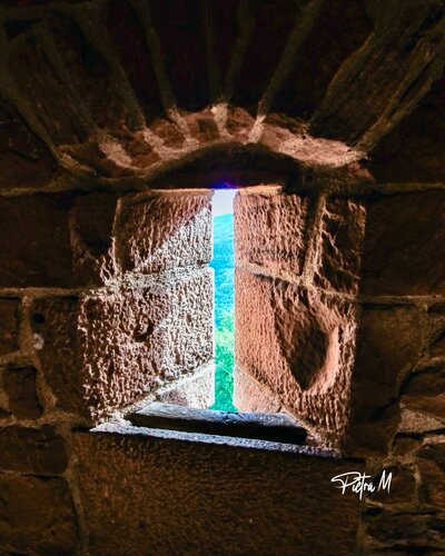 L’œil  des murailles par Piétra M (Martine Poli), Photographie en vente sur Singulart