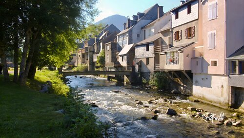 Maison suspendue au-dessus de la rivière par Piétra M (Martine Poli), Photographie en vente sur Singulart