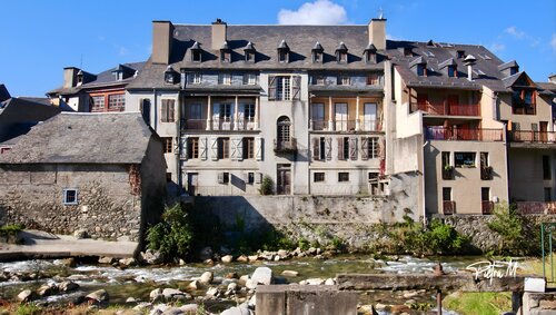Le grand bâtiment Pierre au bord du courant by Piétra M (Martine Poli), 写真 for Sale on Singulart