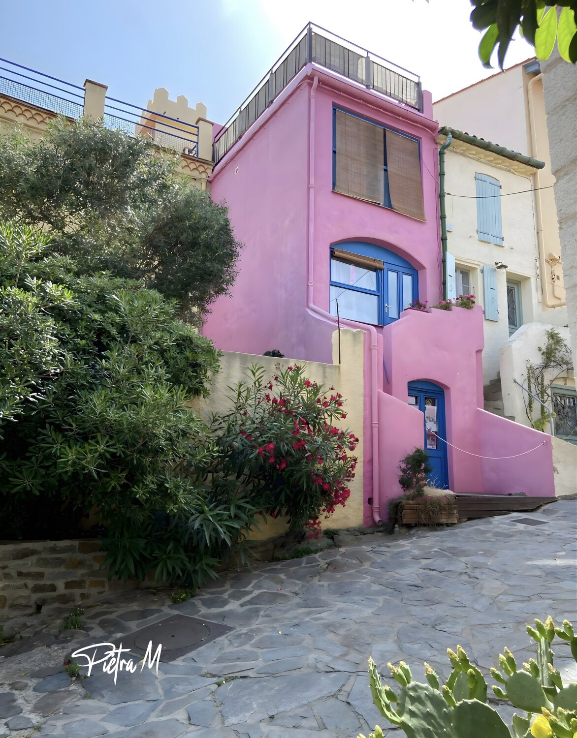 La Maison Rose Qui Attend Piétra M (Martine Poli) Fotografie zu verkaufen