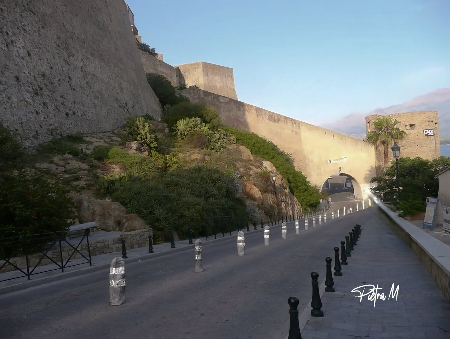 Vers la citadelle du vent. Piétra M (Martine Poli) Fotografie zu verkaufen