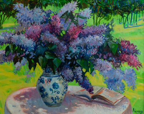 Lilac. Lilac in a white vase with blue flowers and a book on the table. par Nargiz Guliyeva, Peinture en vente sur Singulart