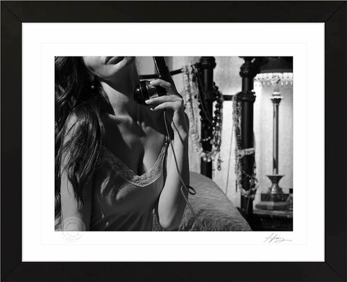 Black Phone (Photo) - AP von Fabian Perez, Fotografie kaufen auf Singulart