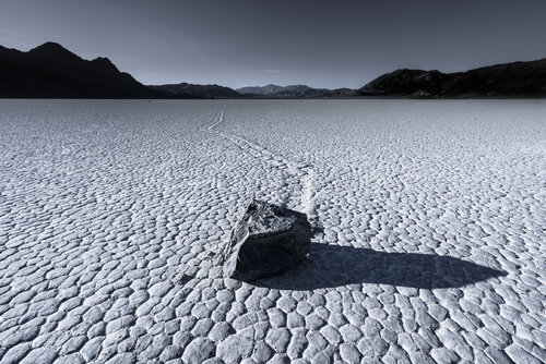 SLIDING ROCK von Tom Jacobi, Fotografie kaufen auf Singulart