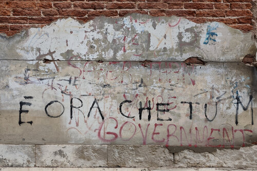 Various 9 - Venetian Wall 5 von Fritz Rumpf, Fotografie kaufen auf Singulart
