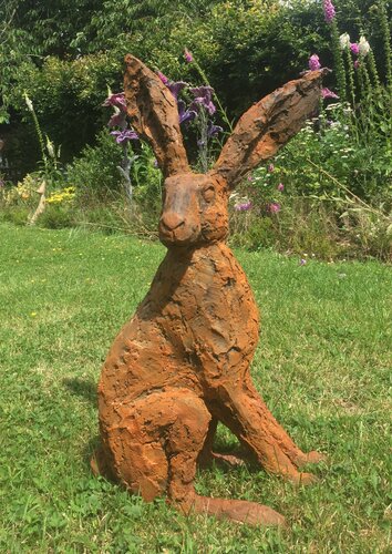 Listening Hare in Rusted Iron Resin- Sculpture by Christine Baxter van Christine A Baxter, Beeldhouwwerk te koop op Singulart