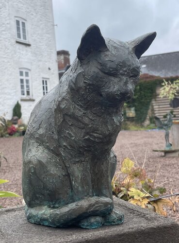 Paws for Thought- Cat sculpture, bronze verdigris by Christine Baxter van Christine A Baxter, Beeldhouwwerk te koop op Singulart