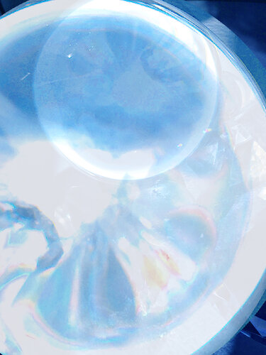 LIGHT IN THE WATER von SUSANA MAZZARINO JIMENEZ, Digital kaufen auf Singulart