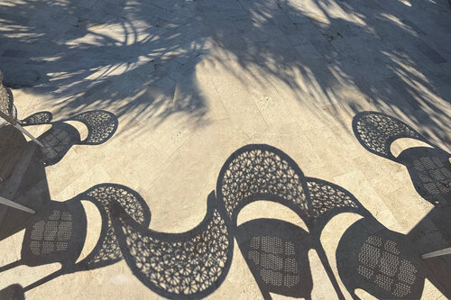 SHADOWS OF CHAIRS van Gabriele Breu, Afdruk te koop op Singulart