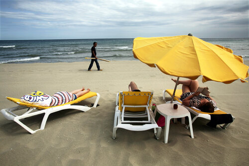 Sandy beach. Windy. France. 2009 par Pavel Golovkin, Photographie en vente sur Singulart