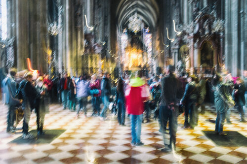 Touristen im Stephansdom Wien von Peter Reichert, Fotografie kaufen auf Singulart