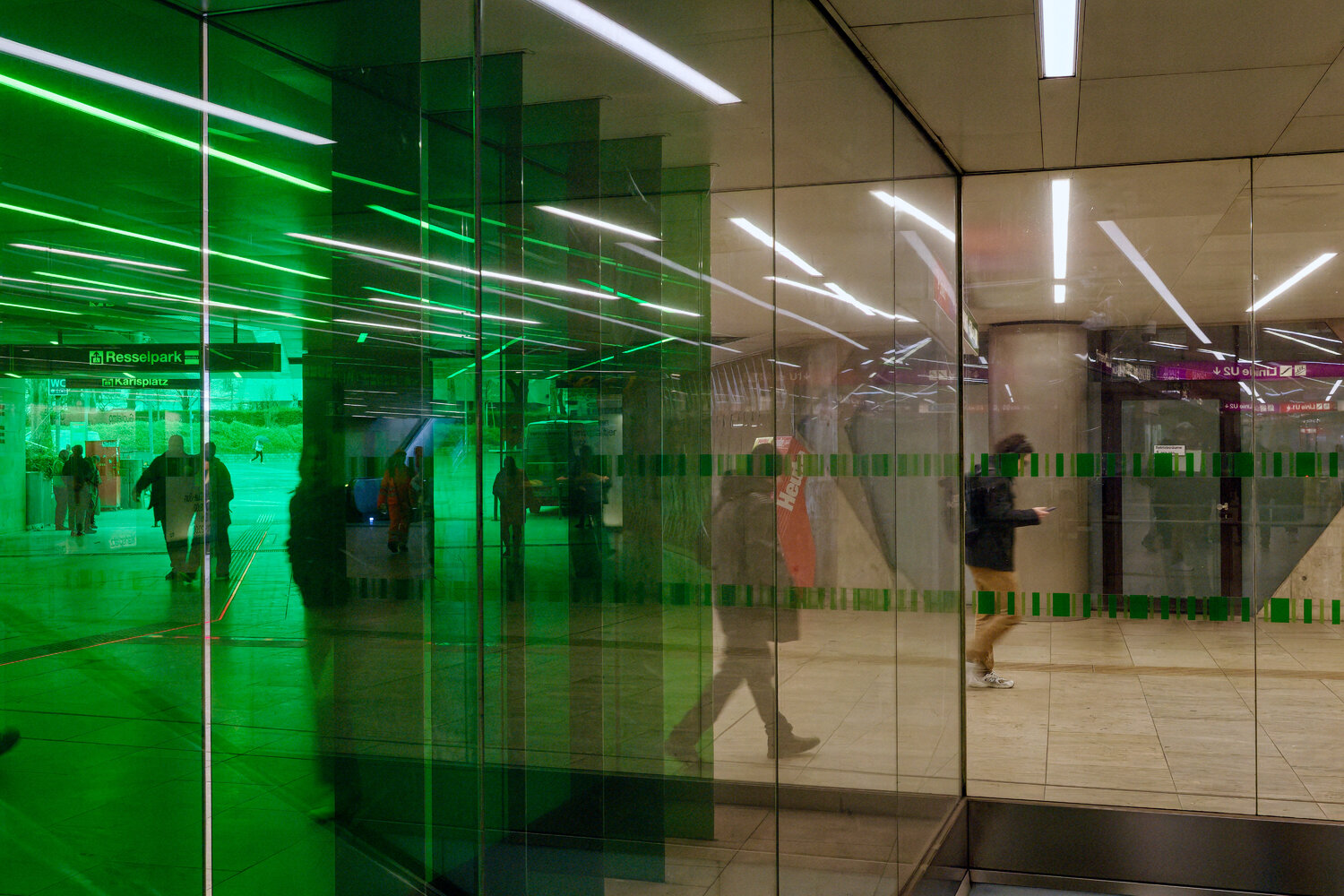 U-Bahn Station Karlsplatz Wien Peter Reichert