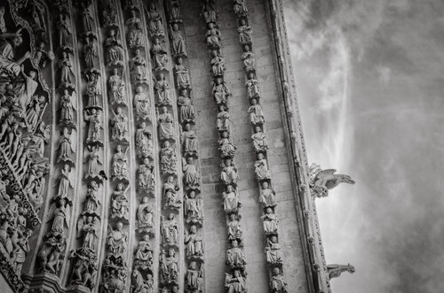 Gothic Cathedral Portal at Amiens von Yann Gourvennec, Fotografie kaufen auf Singulart