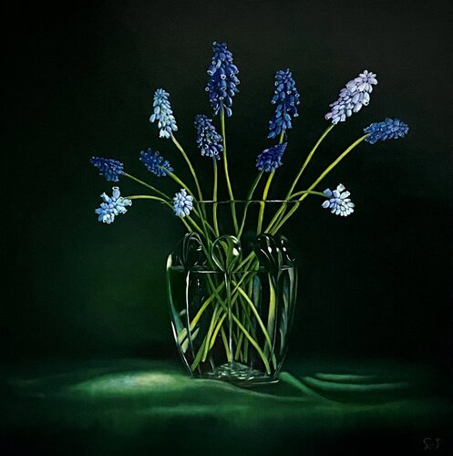 Witte en blauwe druifjes in glas, White and blue grape hyacinths in glass von Lianne van der Plaat, Malerei kaufen auf Singulart