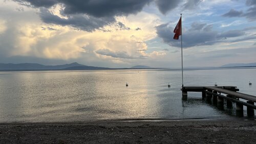 Zwischen Himmel, Wasser und Flagge von Ralph Hauck, Fotografie kaufen auf Singulart