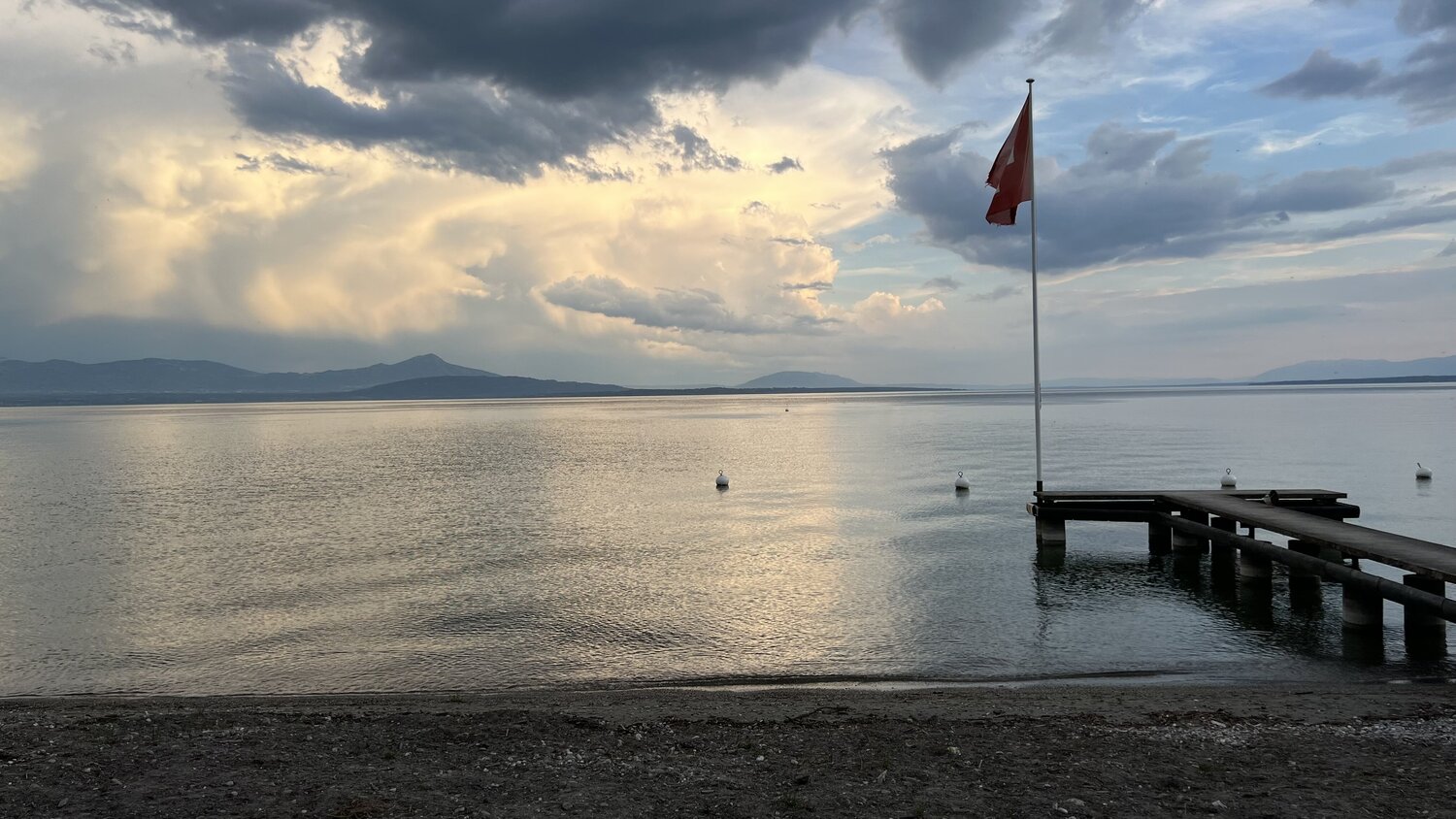 Zwischen Himmel, Wasser und Flagge Ralph Hauck Fotografie zu verkaufen