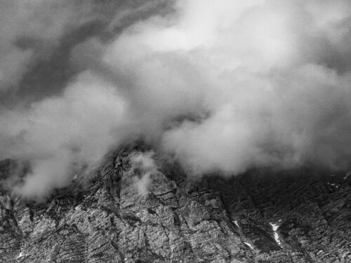 Von Wolken umhüllt von Joe Kaiser, Fotografie kaufen auf Singulart