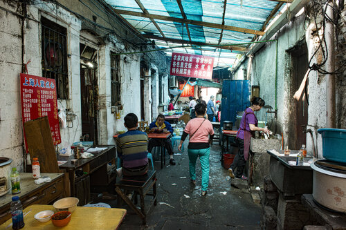 Streetscene Shanghai #3 de Joe Kaiser, Fotografía a la venta en Singulart