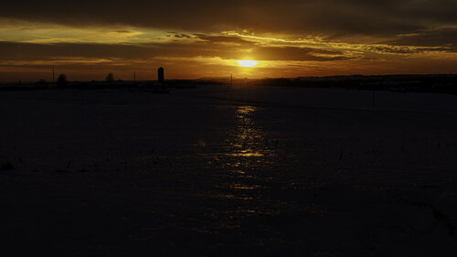 Wisconsin Sunset Glistens on the Iced Winter Snow Across the Backroads of Midwest America von Bob Felderman, Fotografie kaufen auf Singulart