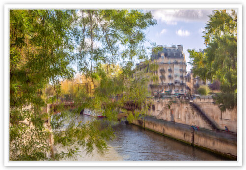 Printemps à Paris, Quai de Montebello de Fan LI, Fotografía a la venta en Singulart