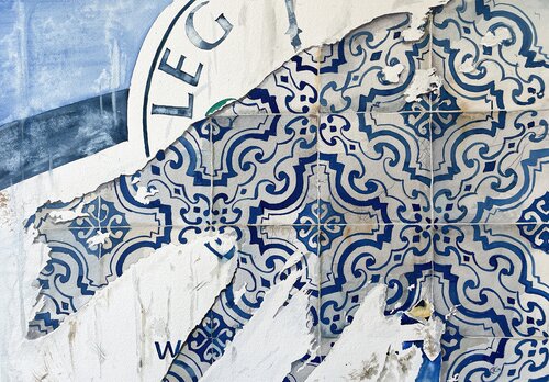Torn Beauty: Portugal Blue Azulejo Tiles von Irina Kurganskaya, Malerei kaufen auf Singulart