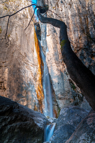 La cascata al tramonto di Raffaele Carsana, Fotografia in vendita su Singulart