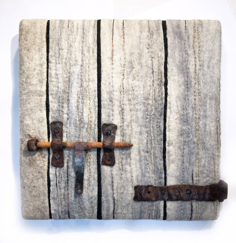 Old Door Lock / Belves, France de Sharron Parker, Téxtil a la venta en Singulart