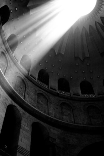 Good Friday in the Church of the Holy Sepulcher van Tal Paz-Fridman, Fotografie te koop op Singulart
