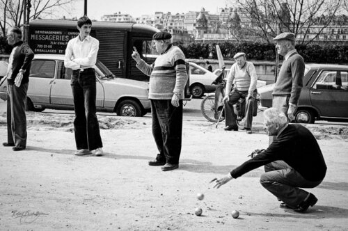 Precision throw - Jeu de boules along the Seine - Paris  1976 von Robbert Frank Hagens, Fotografie kaufen auf Singulart