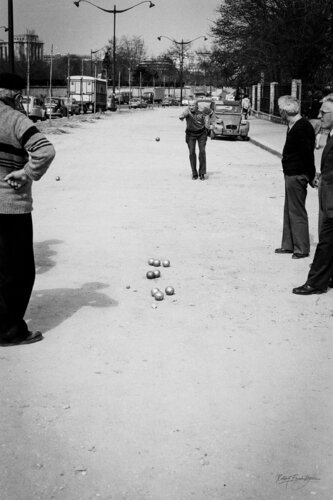 Hard Ball - Jeu de boules along the Seine - Paris 1976 von Robbert Frank Hagens, Fotografie kaufen auf Singulart