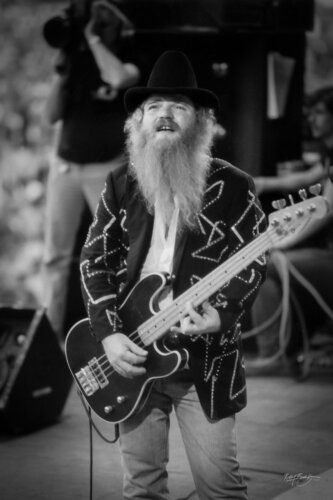 Tears of Happiness - Dusty Hill of ZZ Top 1982 von Robbert Frank Hagens, Fotografie kaufen auf Singulart
