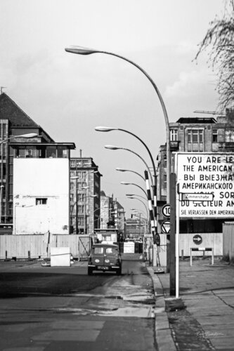 Checkpoint Charlie - Berlin 1976 de Robbert Frank Hagens, Fotografía a la venta en Singulart