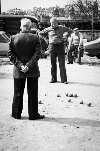 1976 | You tell me - Jeu de boules along the Seine - Paris  | 70s Seventies von Robbert Frank Hagens, Fotografie kaufen auf Singulart