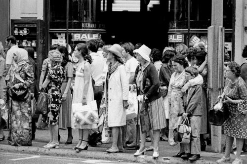 1977 Busstop, London England | 70s Seventies by Robbert Frank Hagens, 사진 for Sale on Singulart