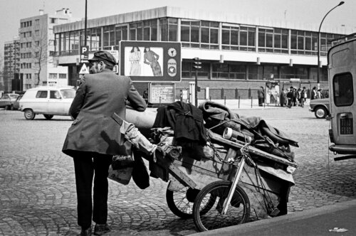 1976 | Rag - and - bone man, Paris France | 70s Seventies van Robbert Frank Hagens, Fotografie te koop op Singulart